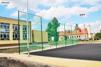 Ochronne siatki na boisko szkolne. Piłkochwyt